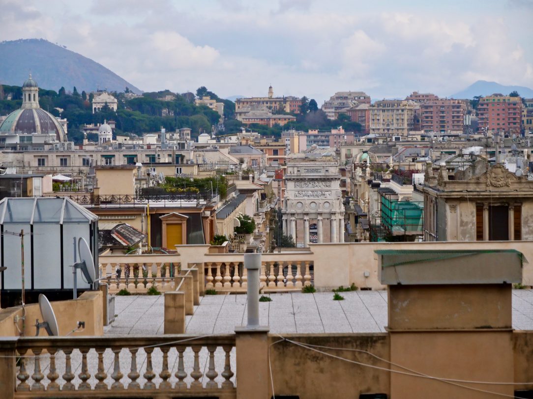 Une vue sur les toits et le port de Gênes