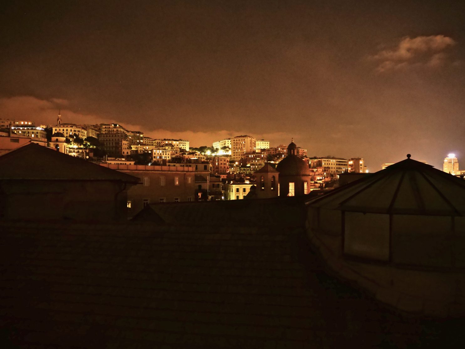 Gênes pendant la nuit depuis les toits de l'université