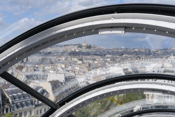 La vue sur le Sacré Cœur depuis l'escalator du centre Pompidou © Yann Vernerie