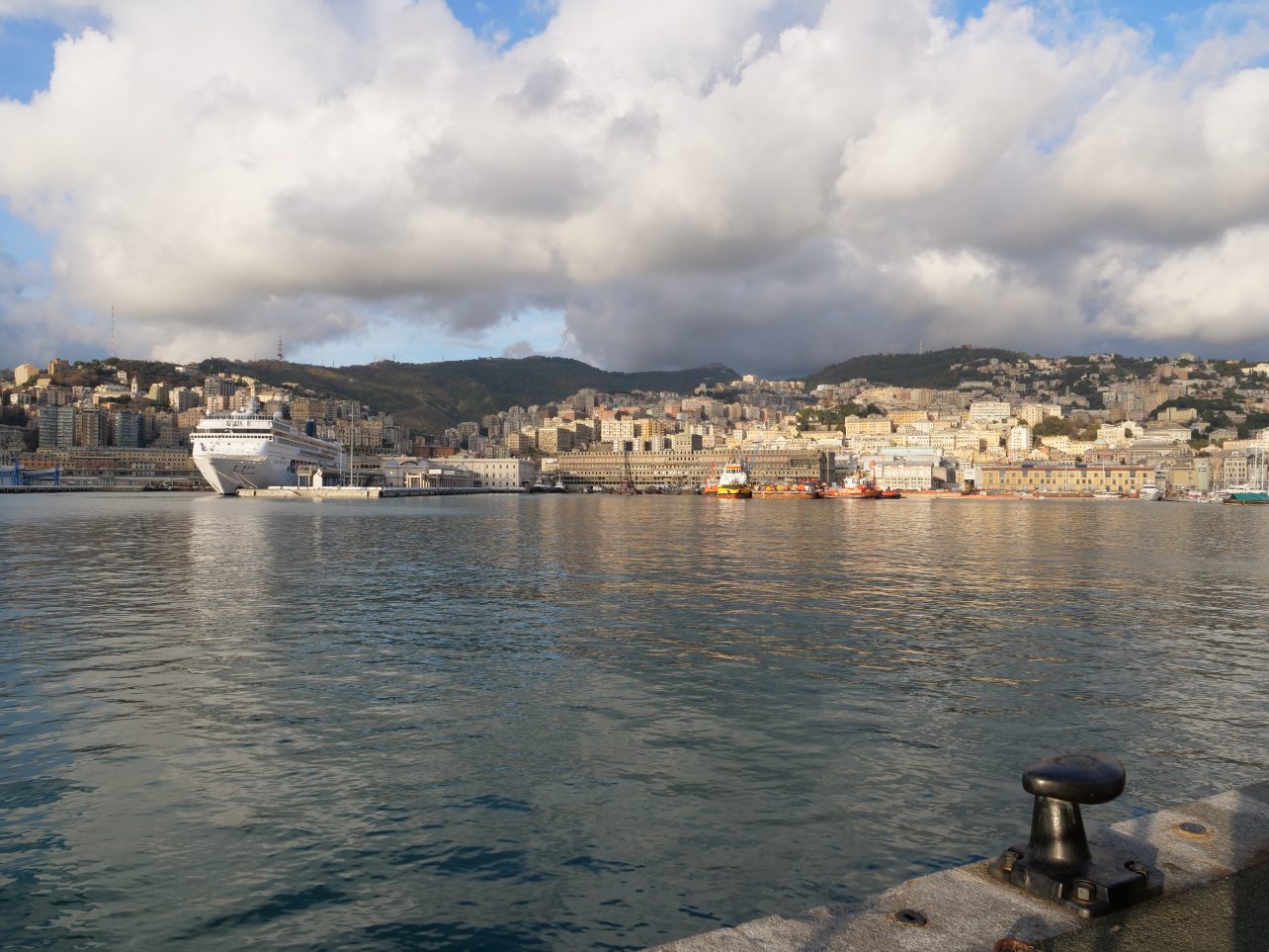 Le joli plan d'eau du port de Gênes