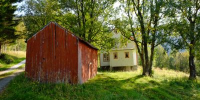 Des petites maisons en bois perdues dans la forêts qui ne sont dans aucun guide de voyage