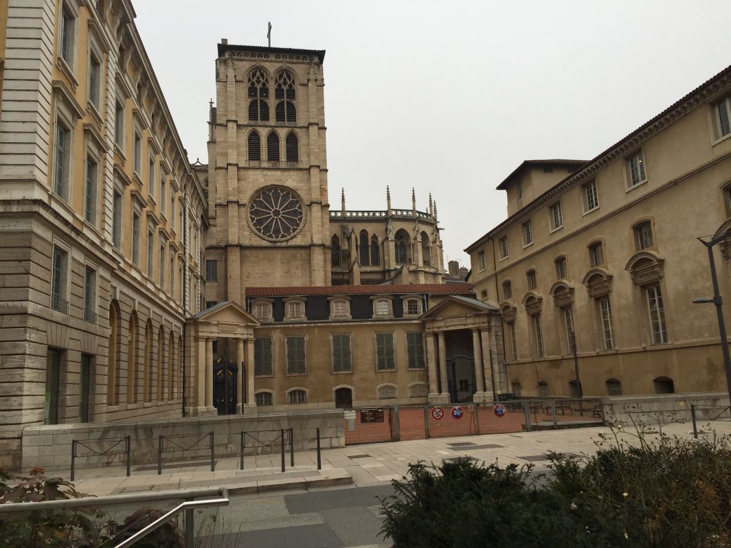 Une vue sur la cathédrale Saint-Jean Baptiste de Lyon 