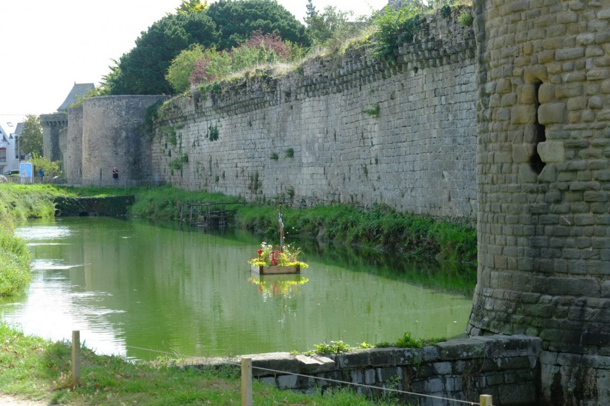 Le mur d'enceinte et les douves de la ville fortifiée de Guérande