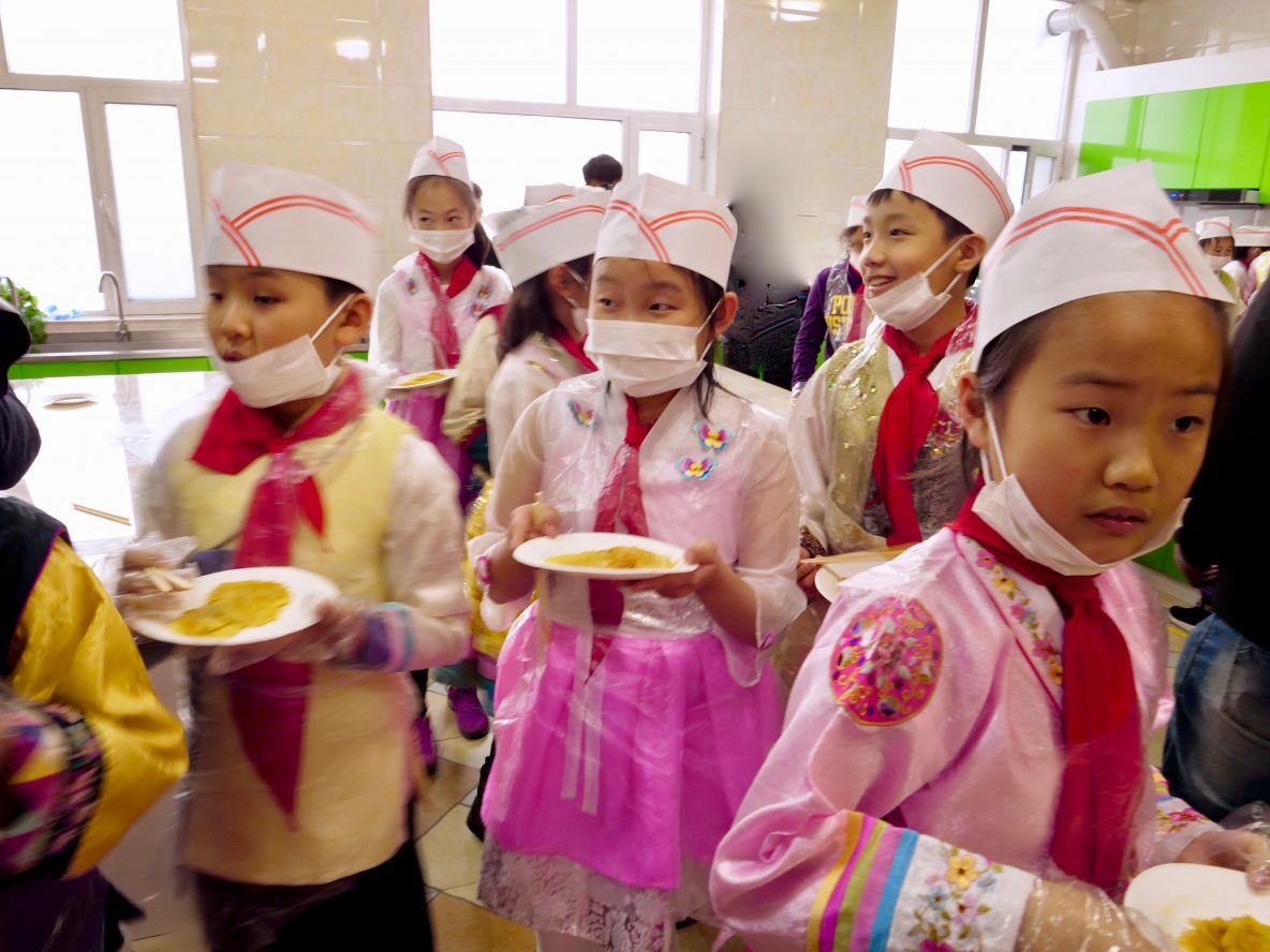 Des enfants apprenant à cuisiner des galettes, Hong di san xian