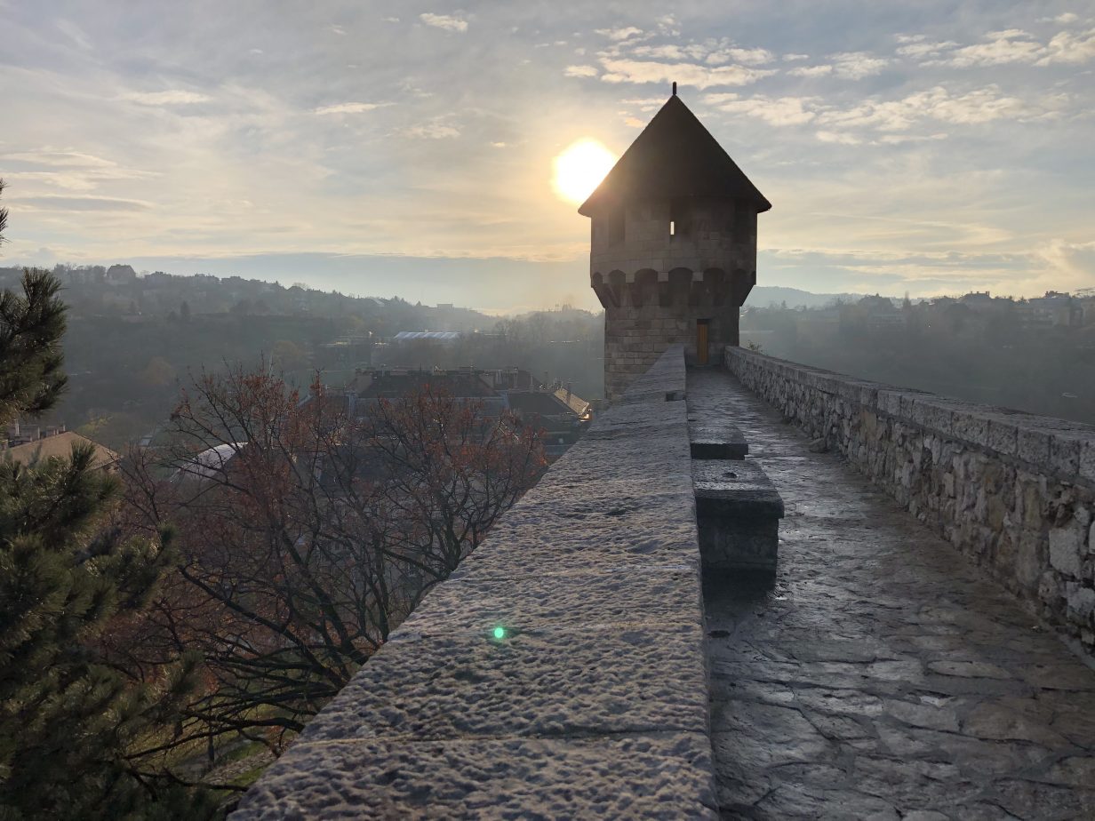 La vue depuis l'un des murs d'enceinte du château Royal de Budapest