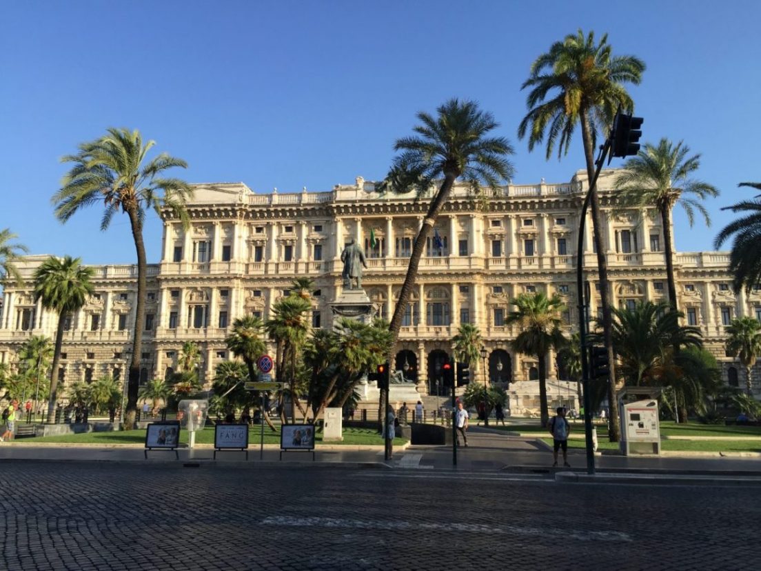 Le Palais de Justice de Rome et la place Cavour