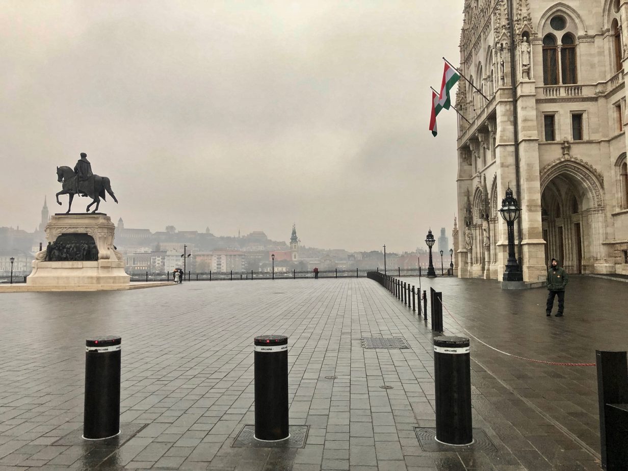Le parlement hongrois et la rive droite de Buda noyé dans la brume