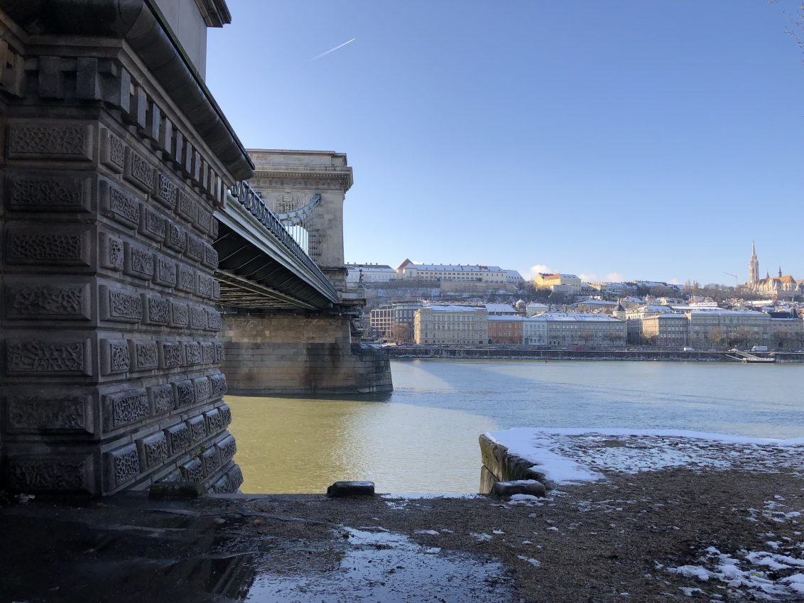 Le pont des chaînes et le Danube sous le soleil
