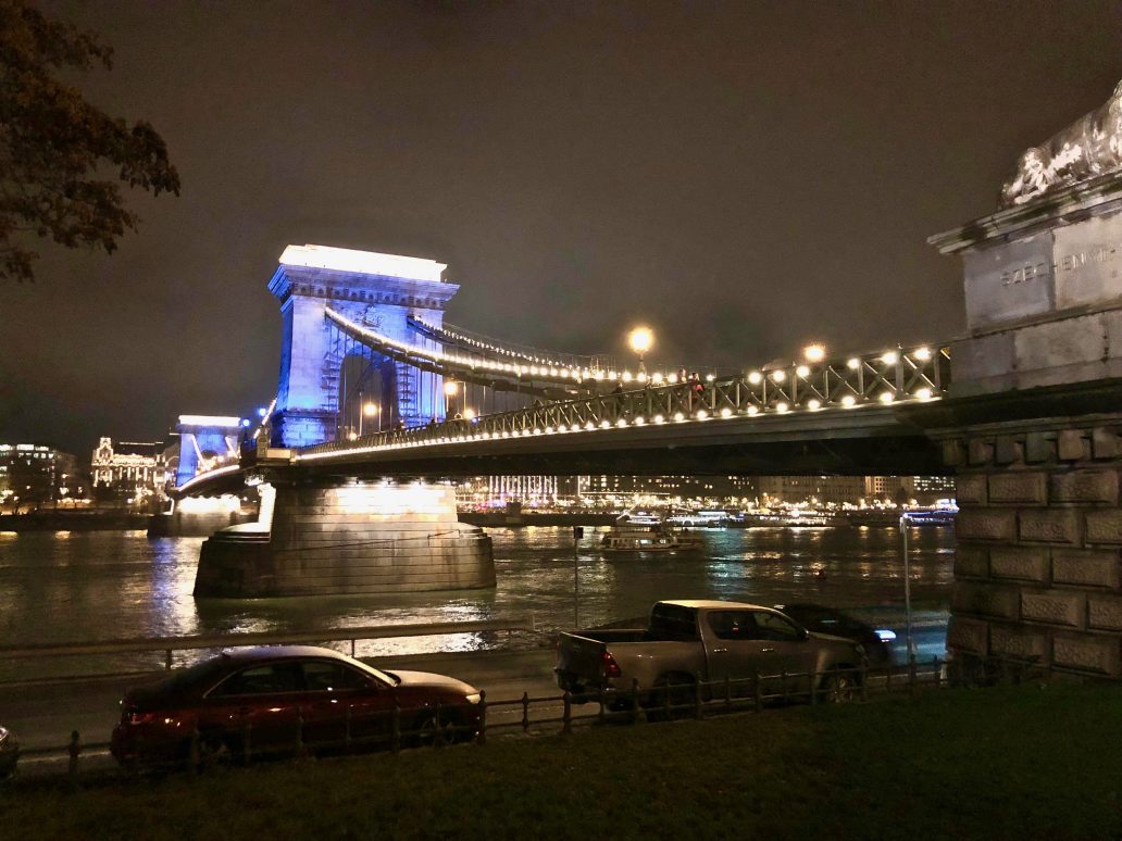 Le pont des chaînes la nuit à Budapest