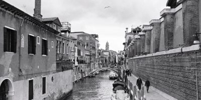L'un des canaux de Venise photographié en noir et blanc. photo Yann Vernerie