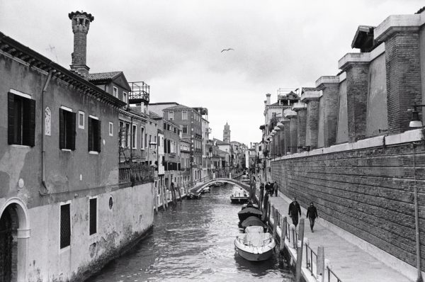 L'un des canaux de Venise photographié en noir et blanc. photo Yann Vernerie