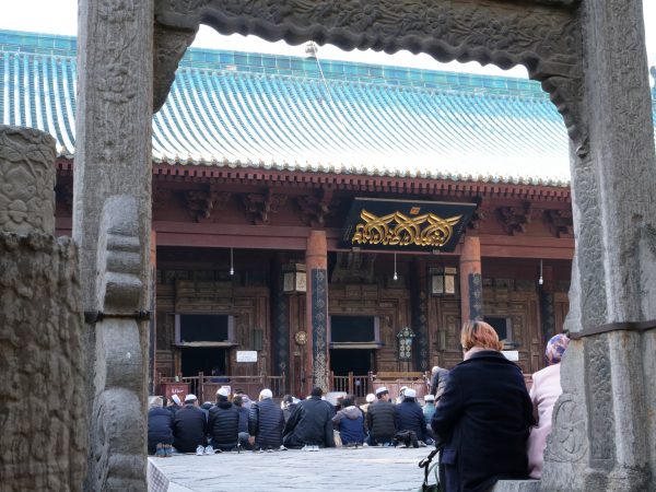 Quelques croyants réunis à la grande mosquée de Xi'an