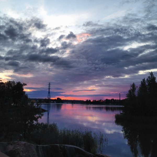 Un coucher de soleil entre les îles d'Helsinki