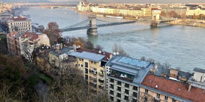 Un panorama sur Budapest, le pont des chaînes et le Danube. Yann Vernerie