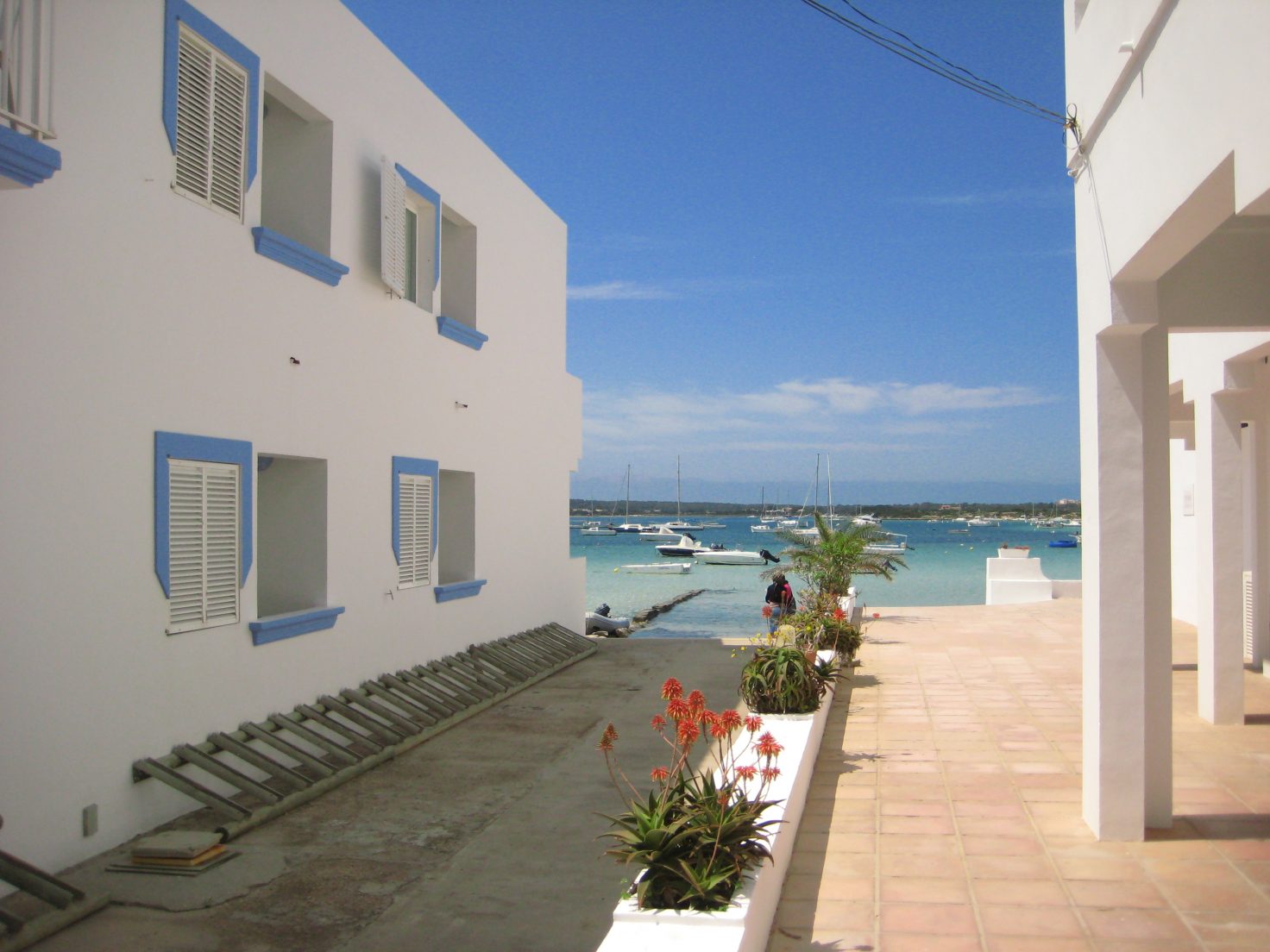 Une petite ruelle donnant sur une petite lagune à Formentera