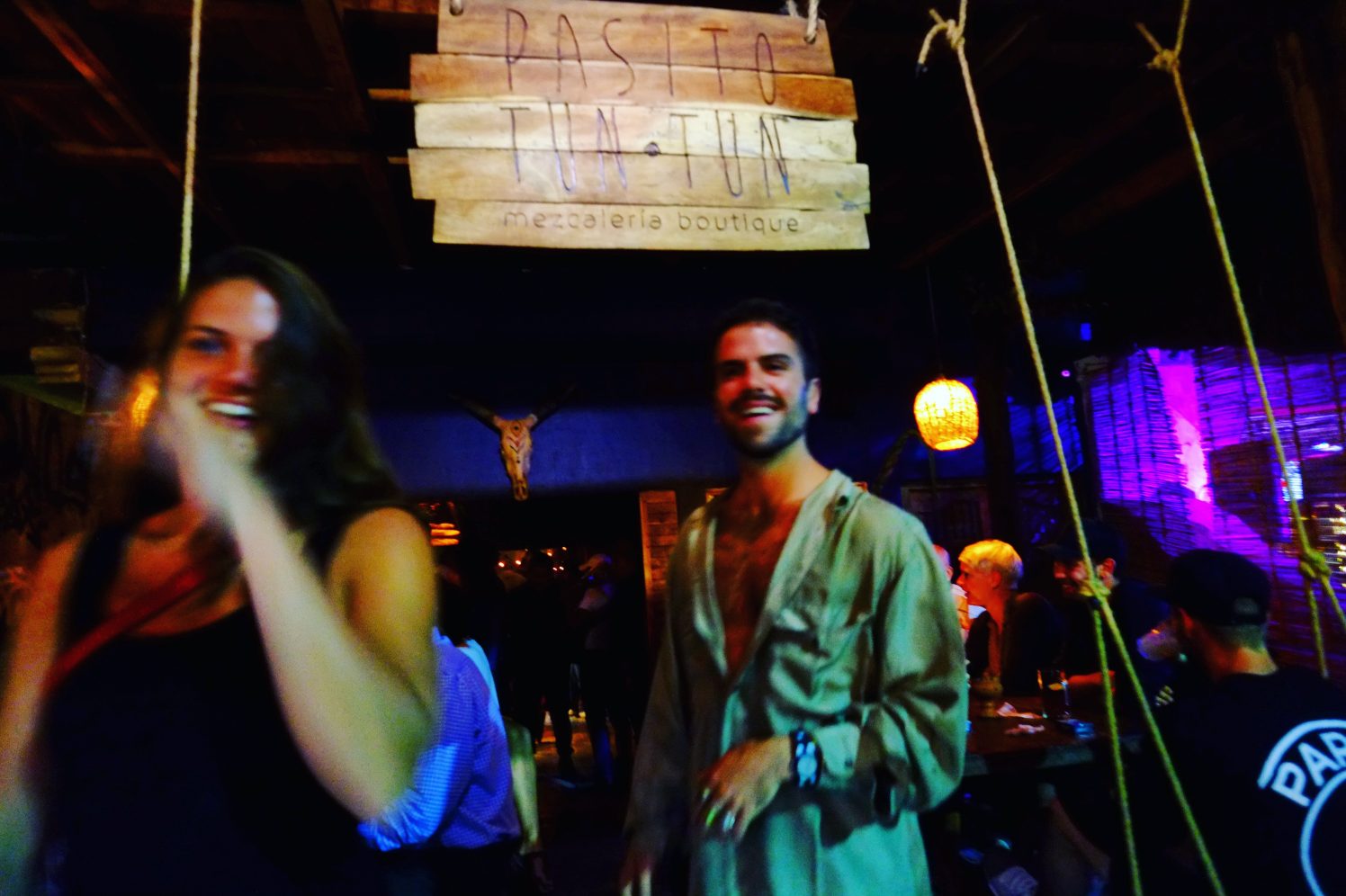 Une sortie de bar joyeuse et mouvementée à Tulum