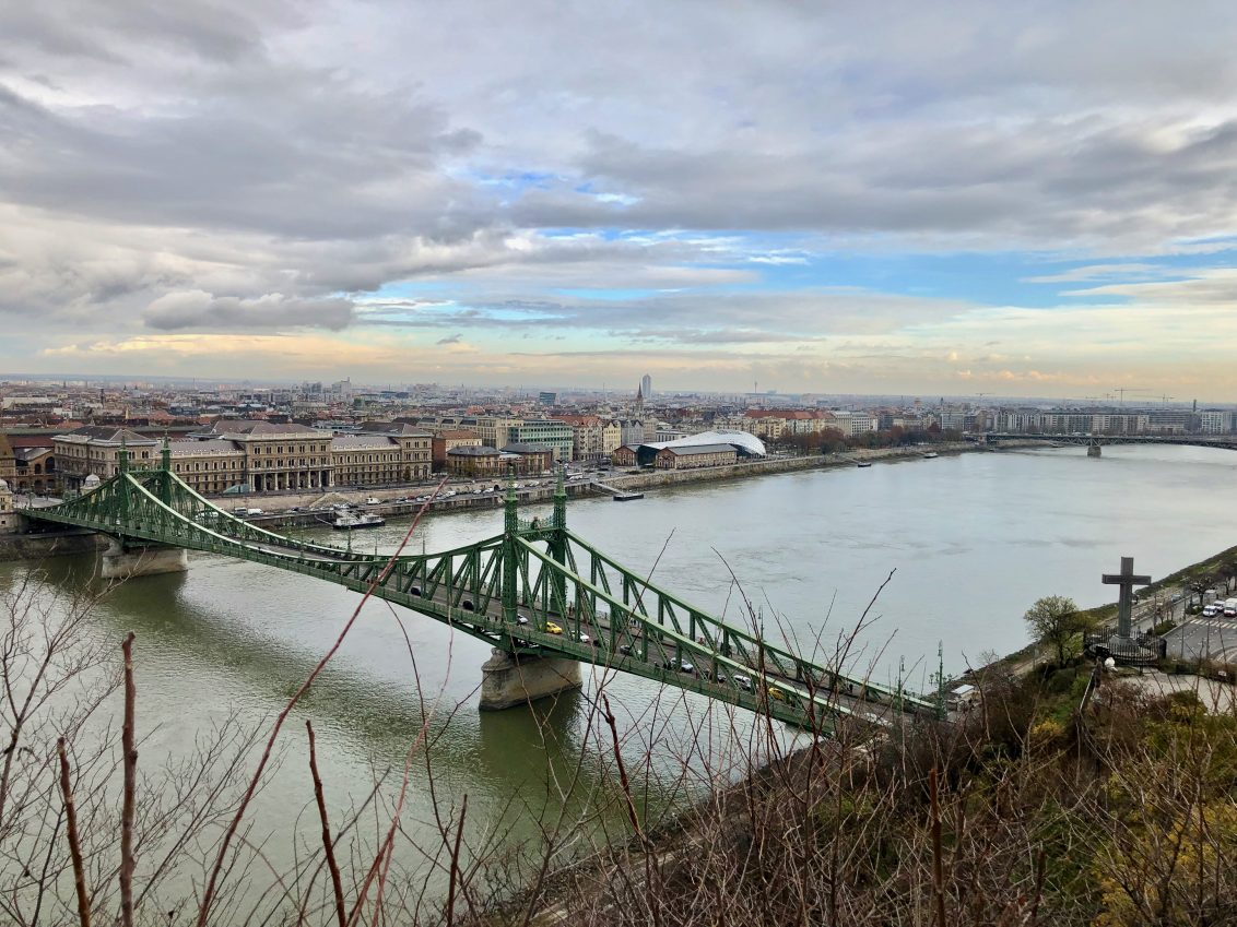 Une vue depuis Gellért sur le splendide pont de la Liberté de Budapest