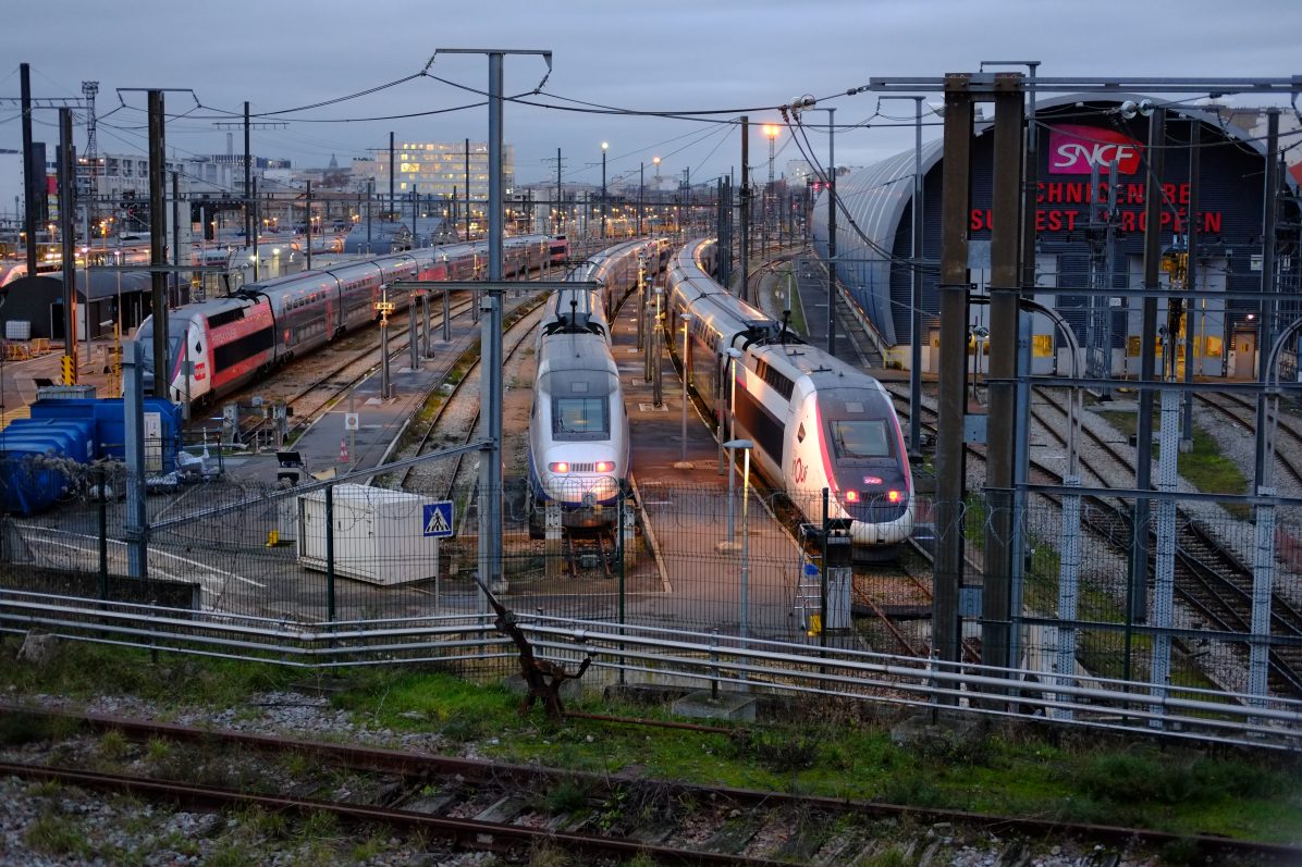 Des trains à l'arrêt dans un centre technique parisien