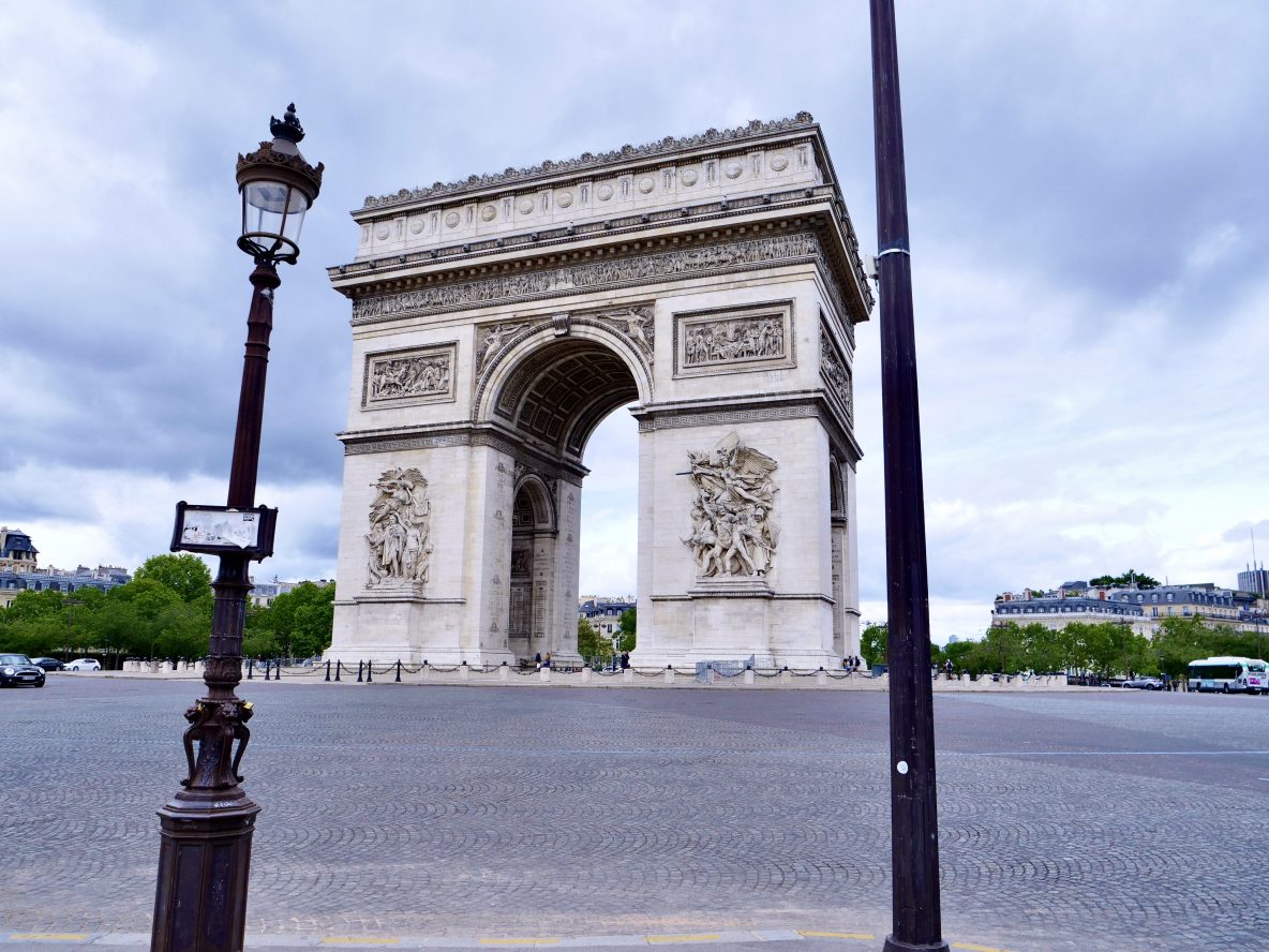 L'Arc de Triomphe sur la place de l'Étoile à Paris, le plus célèbre des arcs de Triomphe parisiens