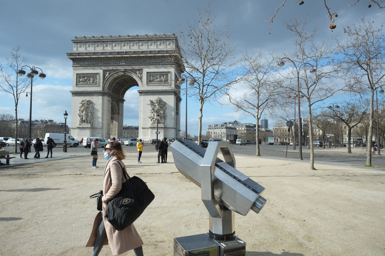 L'Arc de Triomphe à la jonction de 3 arrondissements parisiens