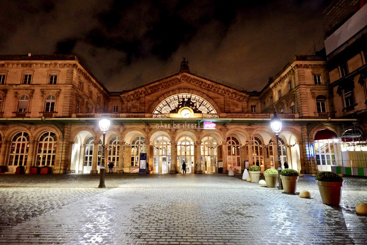 La belle gare de l'Est dans la nuit parisienne