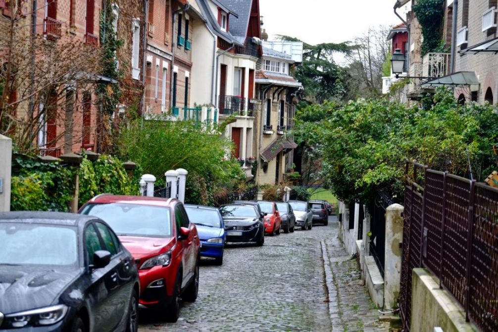 La petite rue pavée du square Montsouris
