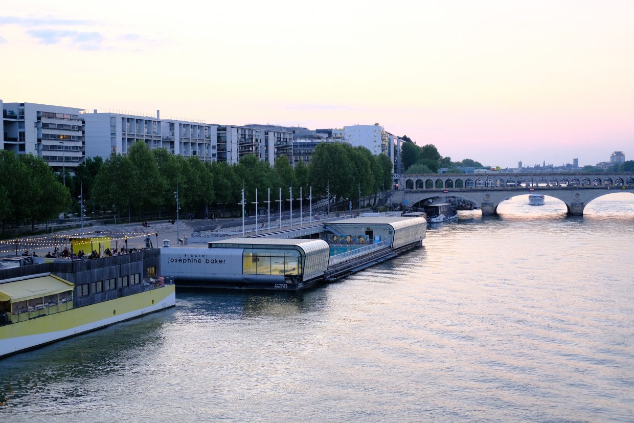 La piscine Joséphine Baker installée dans une barge sur la Seine