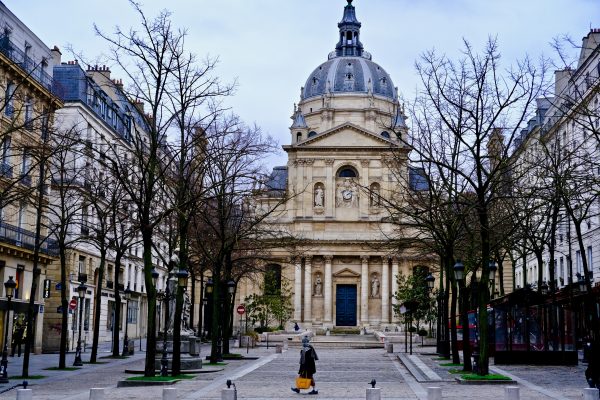 La place de la Sorbonne et son entrée principale