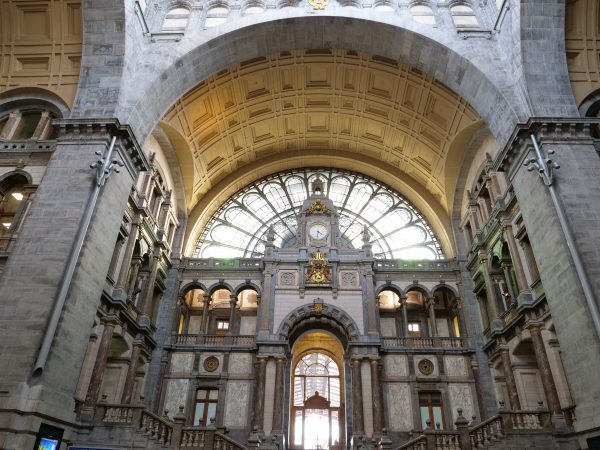 La splendide salle des pas perdus d'Anvers en Belgique