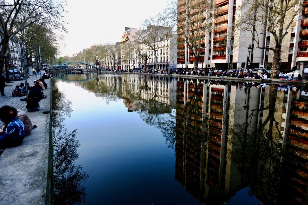 Le canal Saint-Martin comme un miroir d'eau