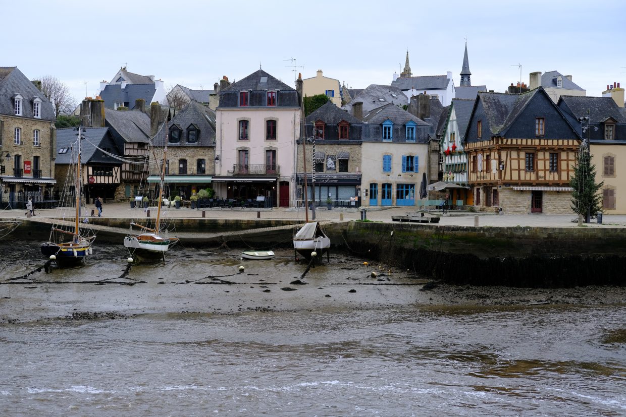 Le petit port de Saint-Goustan en hiver et à marée basse