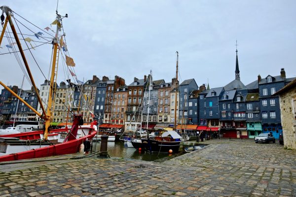 Le petit port de la ville d'Honfleur dans le Calvados