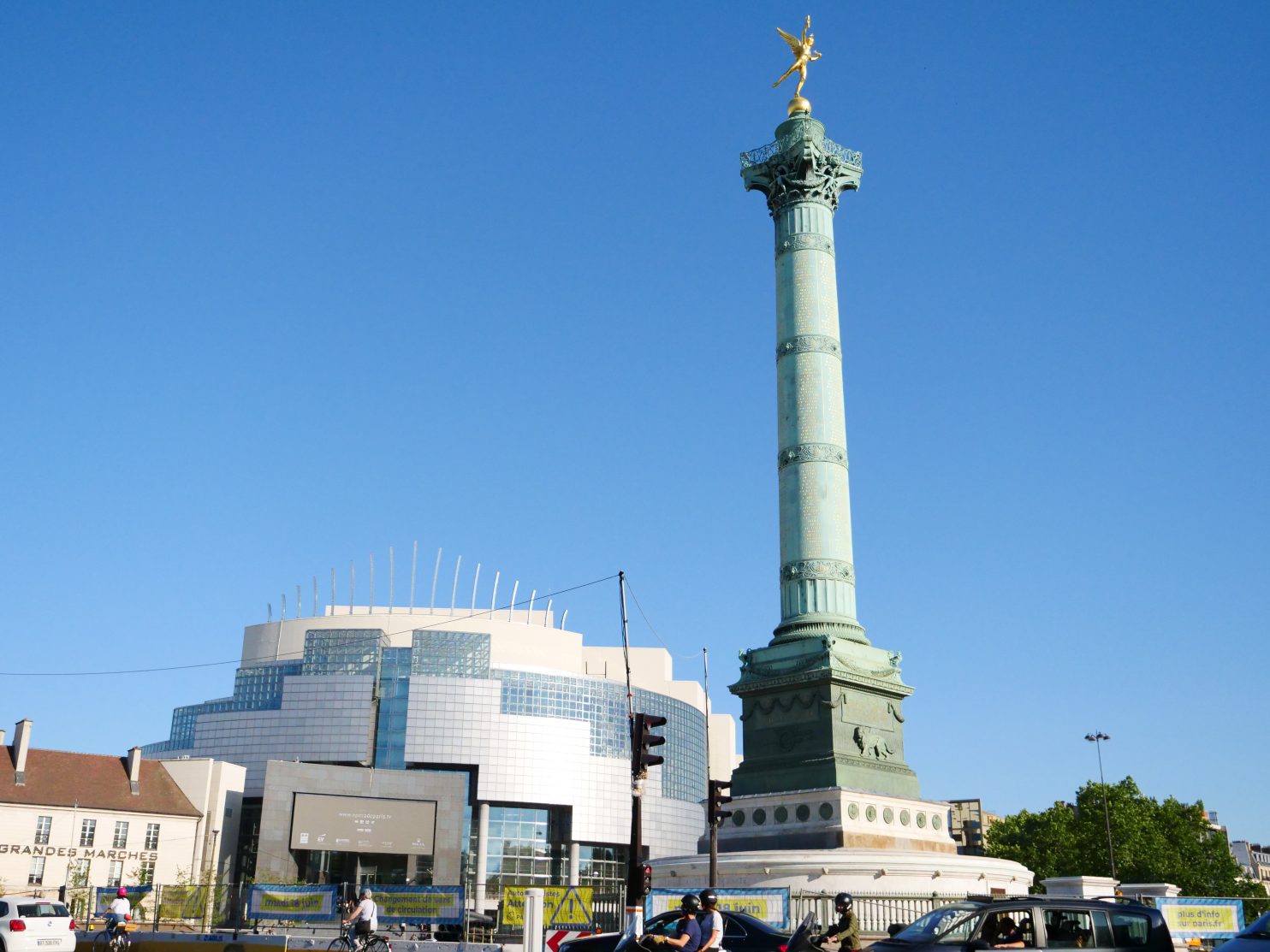 L'opéra Bastille et la colonne de Juillet sur la place de la Bastille dans le 11 ème