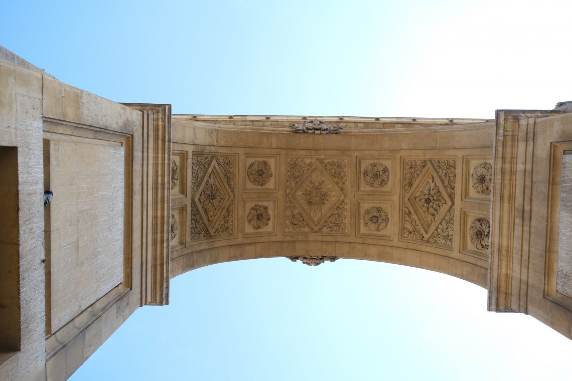 Sous l'arc de Triomphe de la porte Saint-Denis