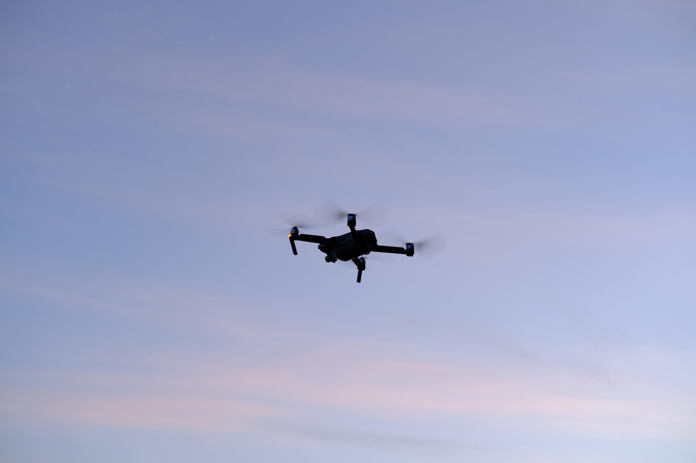 Un drone volant à basse altitude