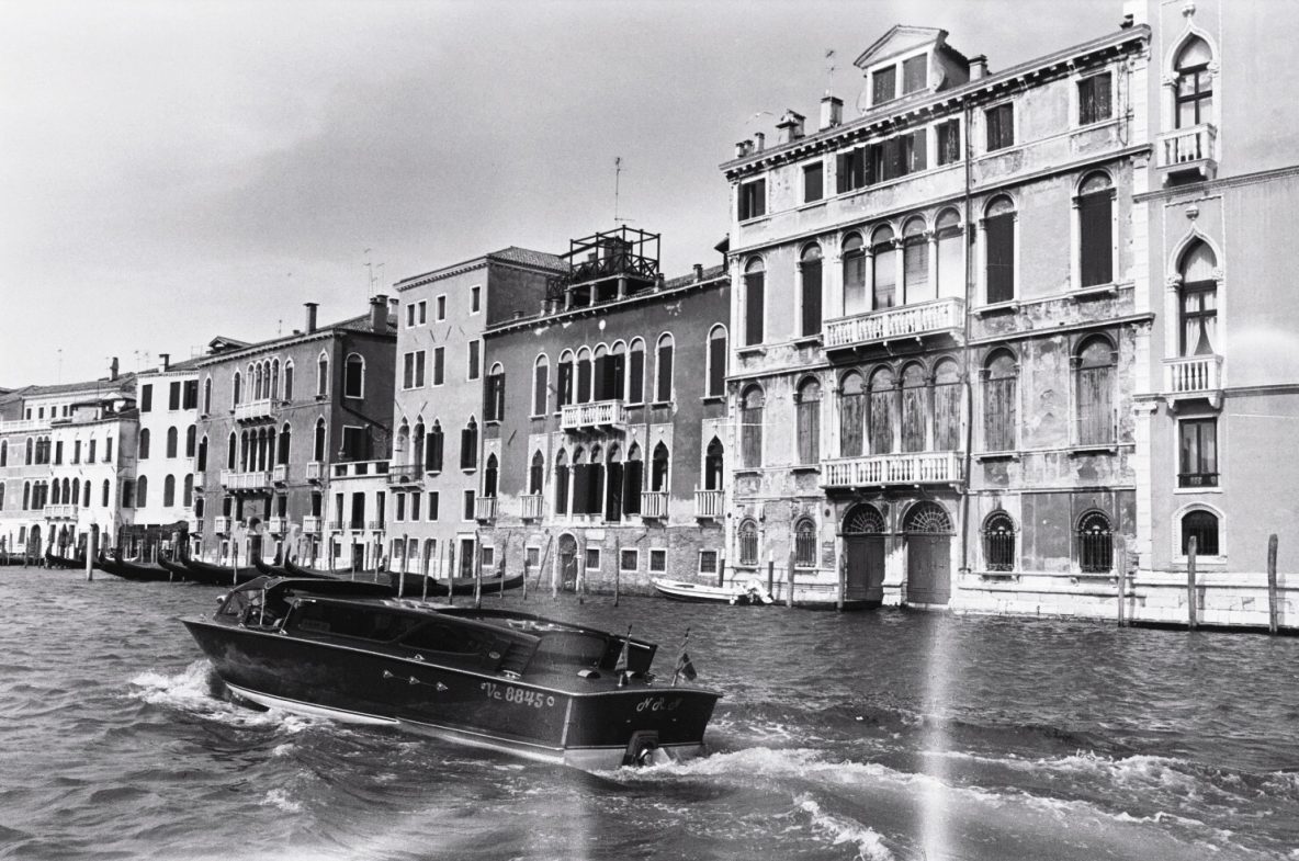 Un joli bateau en bois sur le grand canal de Venise