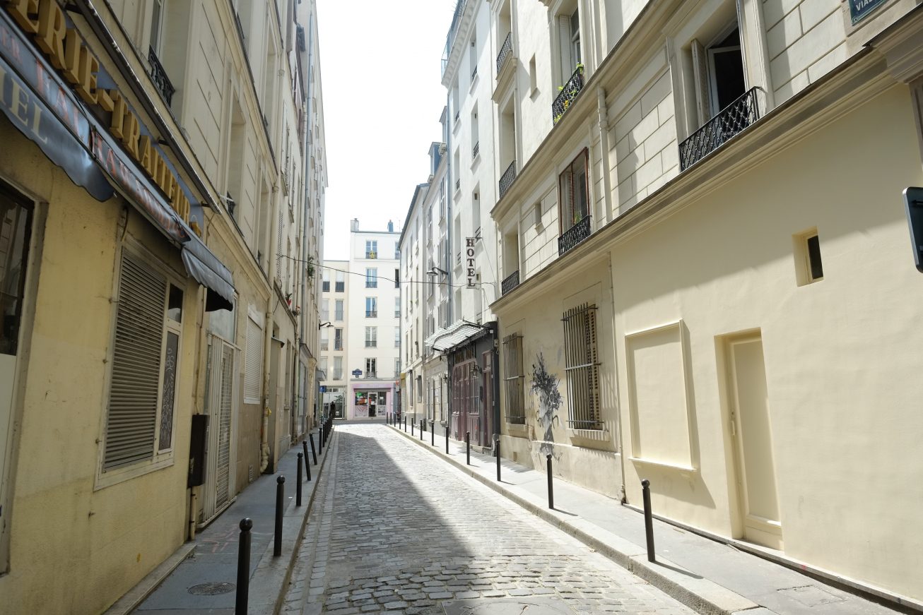 Une petite rue pavée traditionnelle de l'Est parisien
