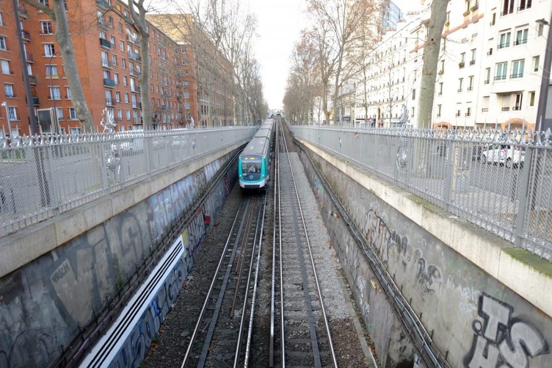 Une vue en contre plongée sur la ligne 2 du métro depuis la place du colonel Fabien