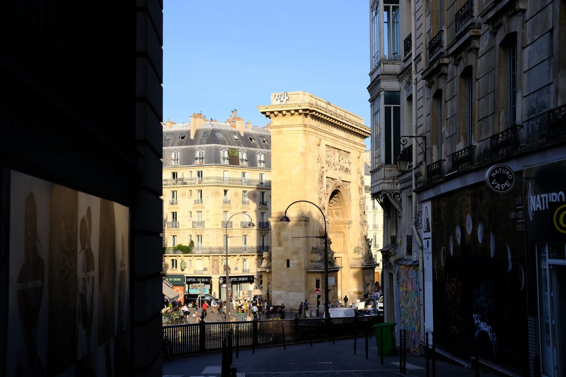 Une vue sur l'Arc de Saint Denis depuis le 2 ème arrondissement