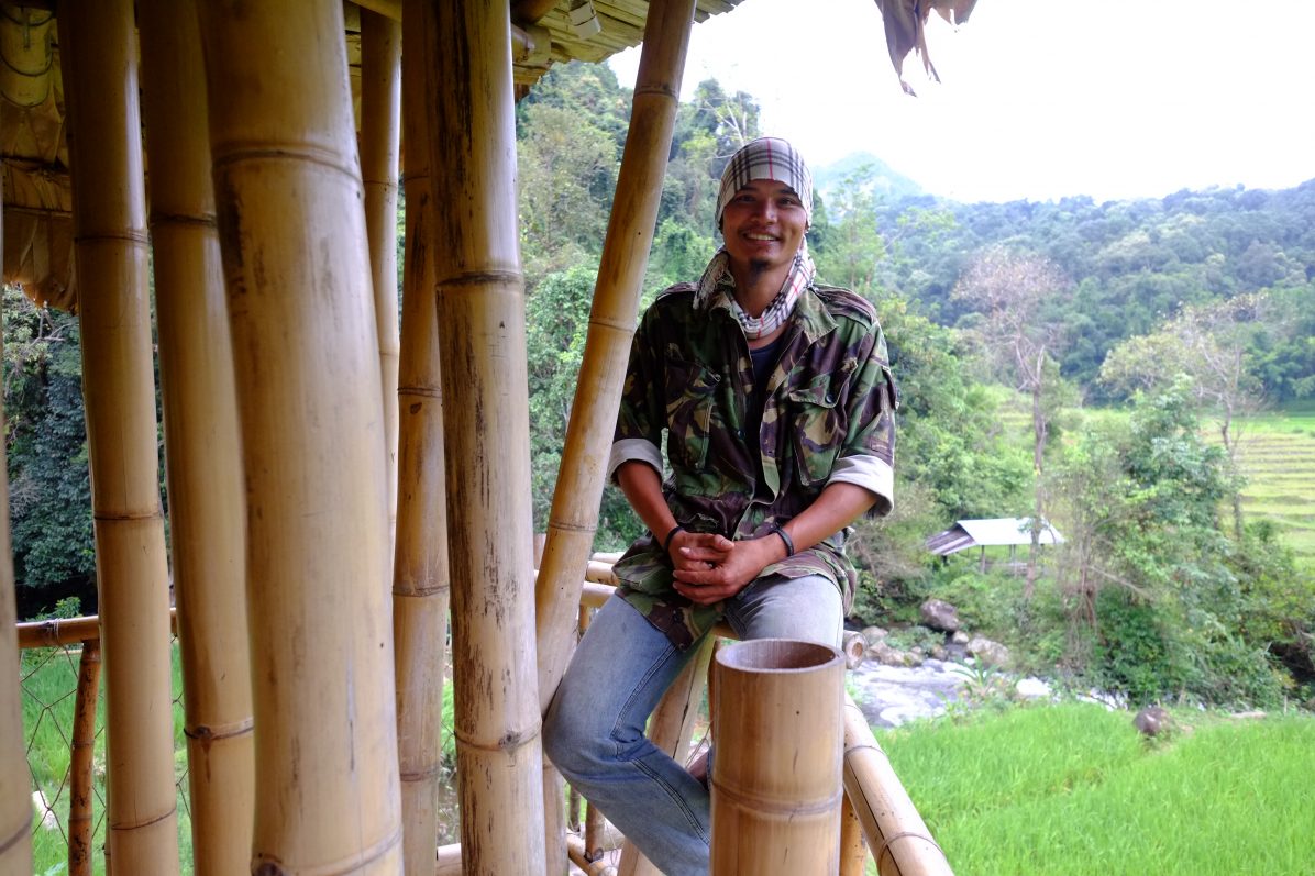 Ce jeune thaïlandais s'est lancé dans une construction d'un bâtiment éco-responsable en bambou