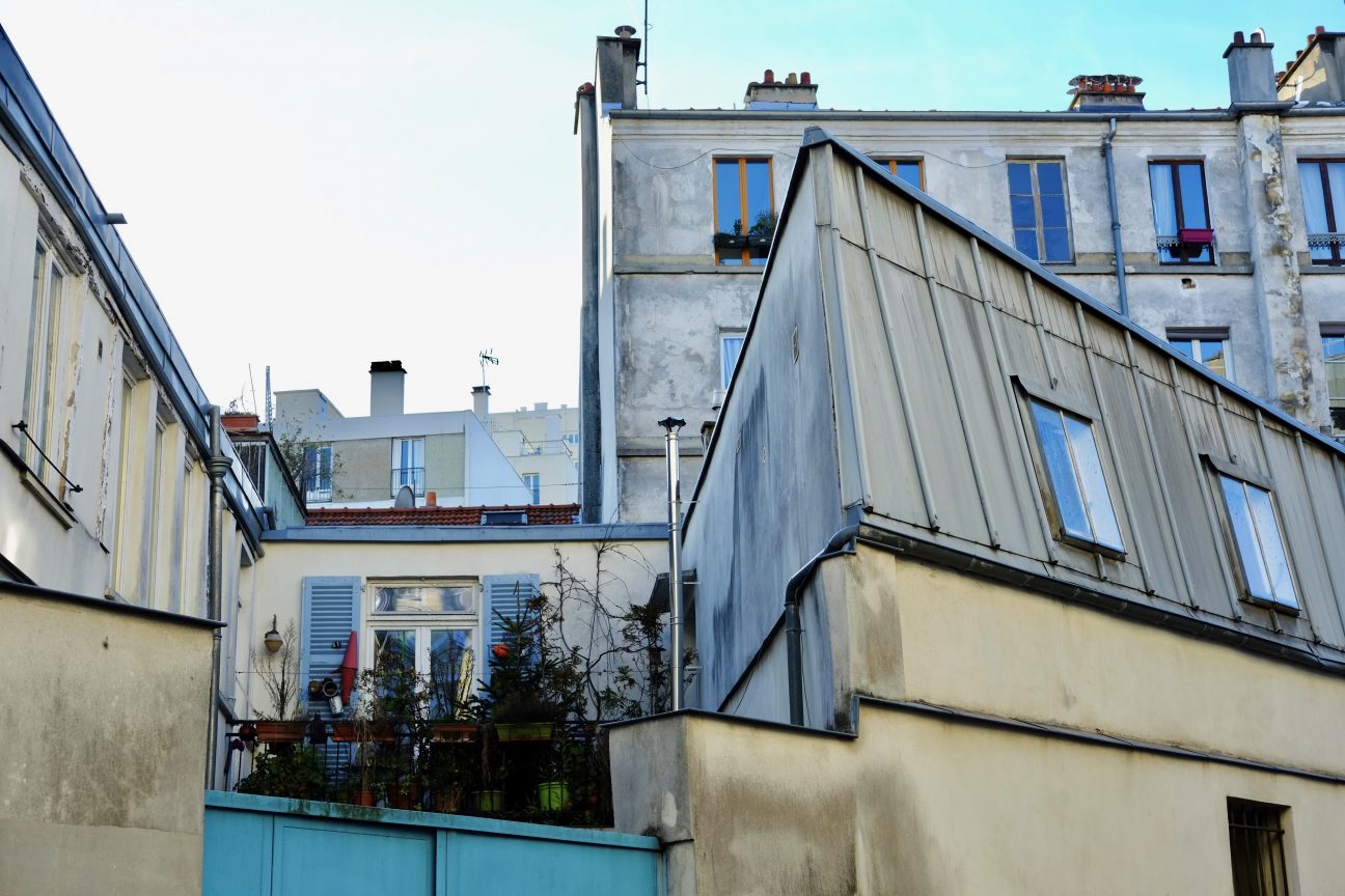 Des immeubles enchevêtrés dans le XX ème arrondissement de paris