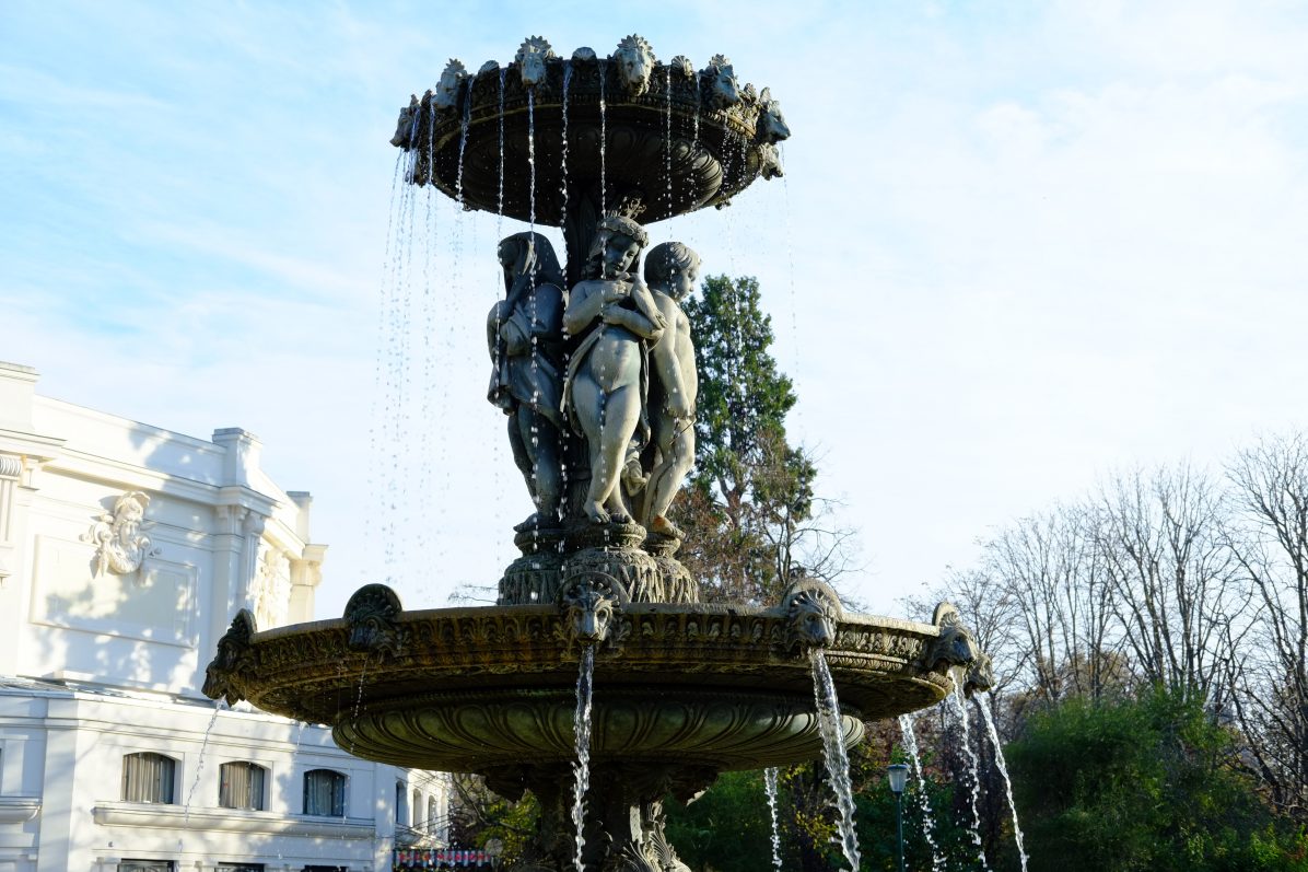 La fontaine de la Grille du Coq le long des Champs Elysées