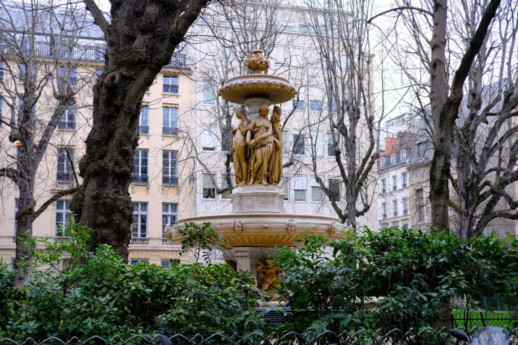 La fontaine du square Louvois en hiver, rue de Richelieu