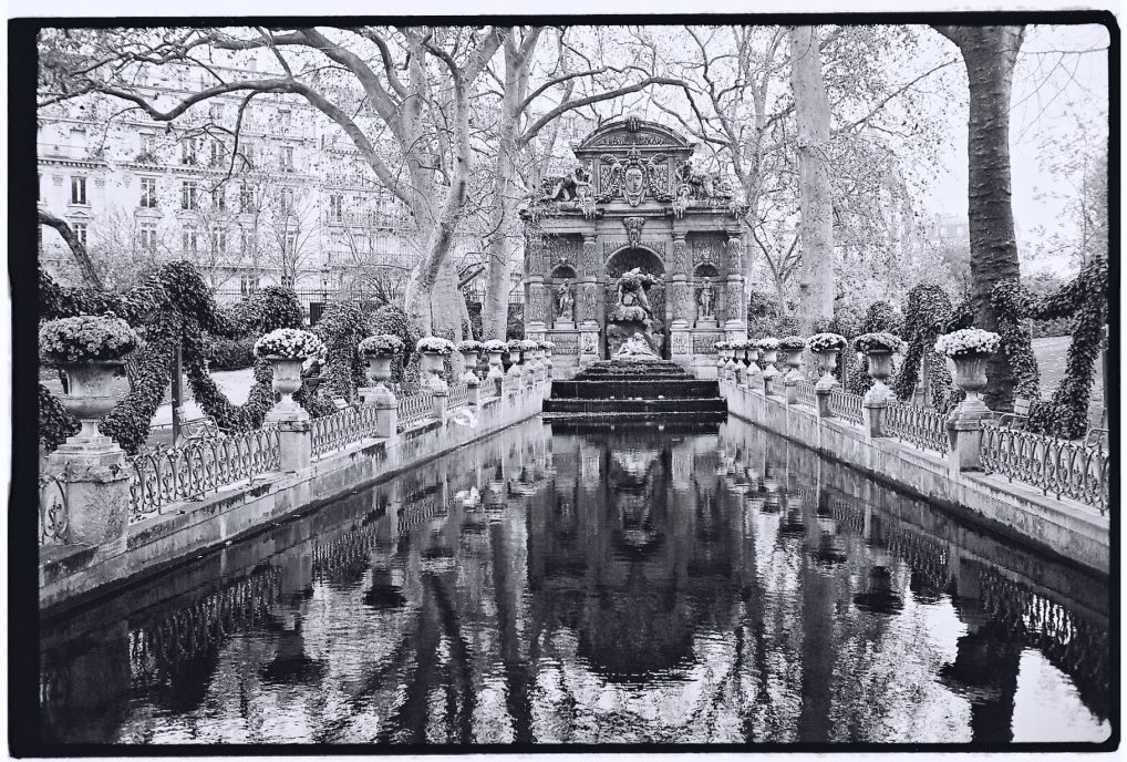 La splendide fontaine de Médicis dans le jardin du Luxembourg