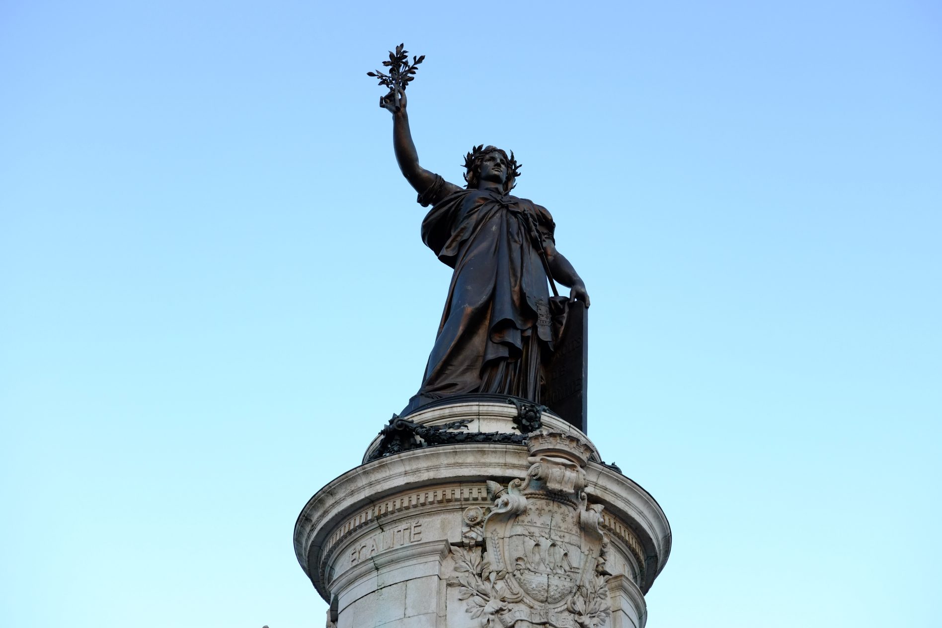 La statue de la place de la République entre les 10 ème et 3 ème arrondissement de Paris