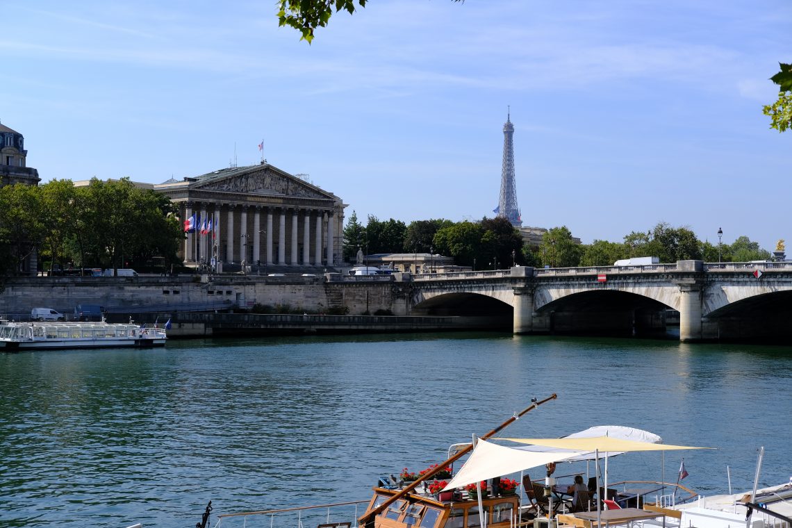 La tour Eiffel et le palais Bourbon sur le même plan que le pont de la Concorde