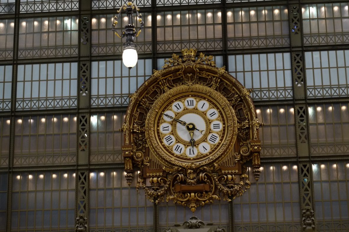 La très belle horloge à l'intérieur du Musée d'Orsay