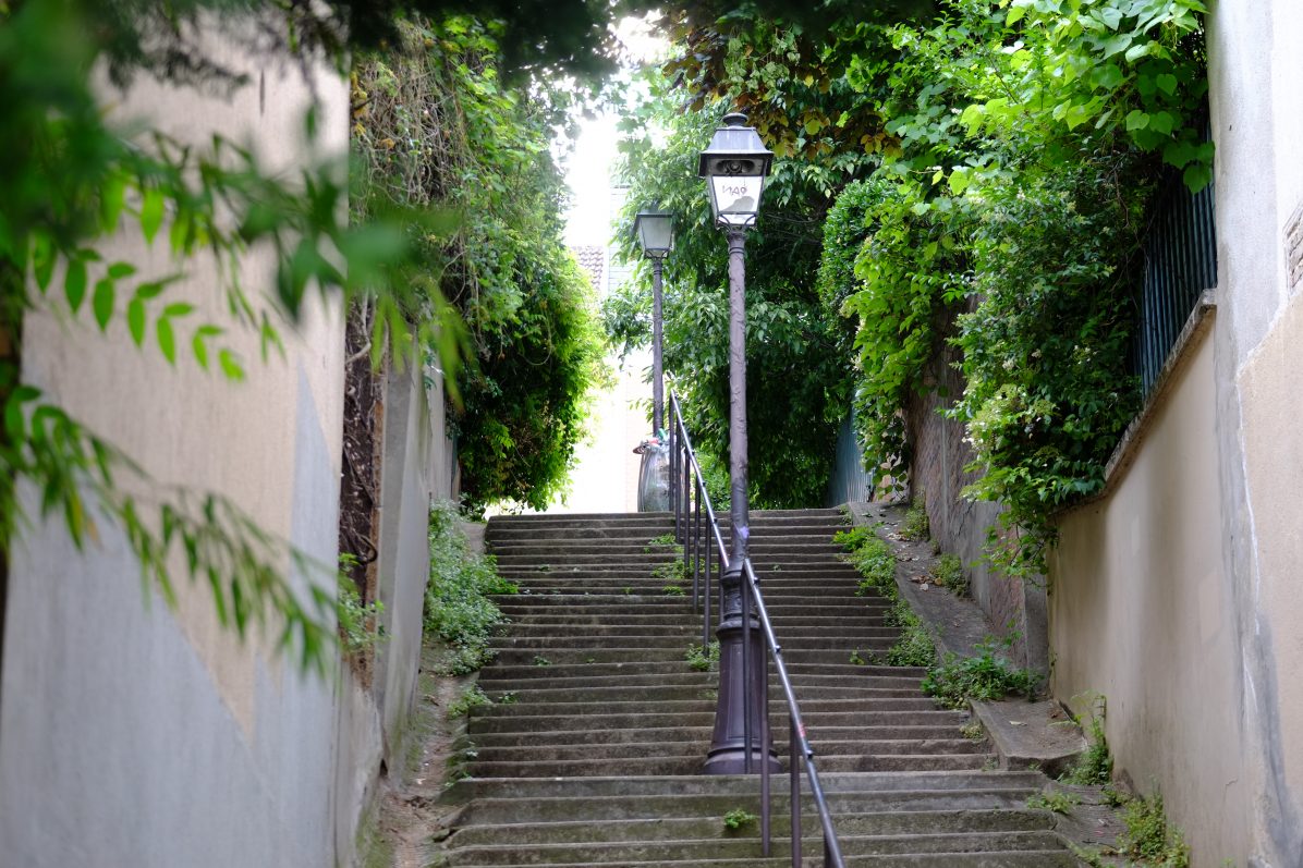 Le grand escalier de la rue Camille Bombois pour accéder à la Campagne à Paris