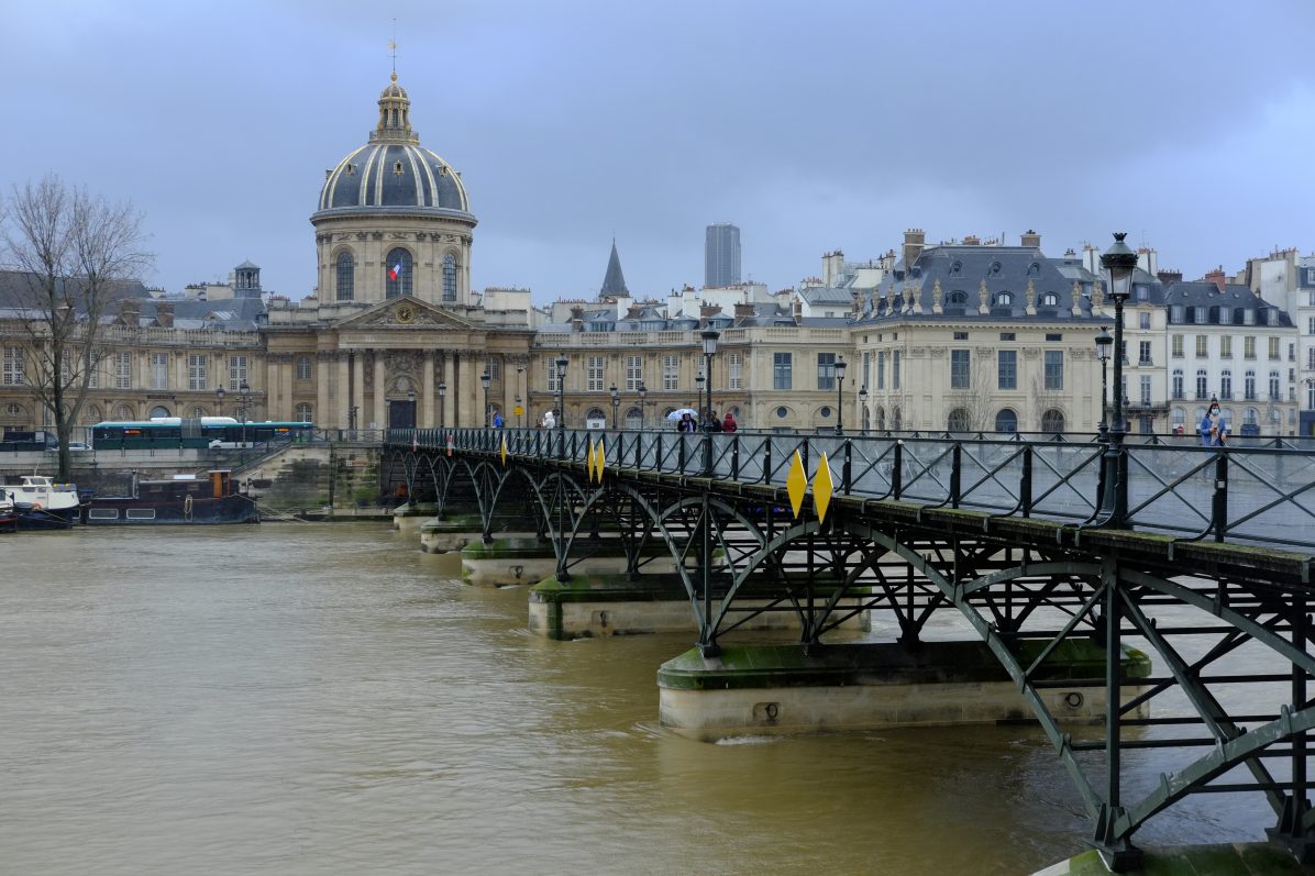 Le pont des Arts reliant les 6ème et 1er arrondissement de Paris