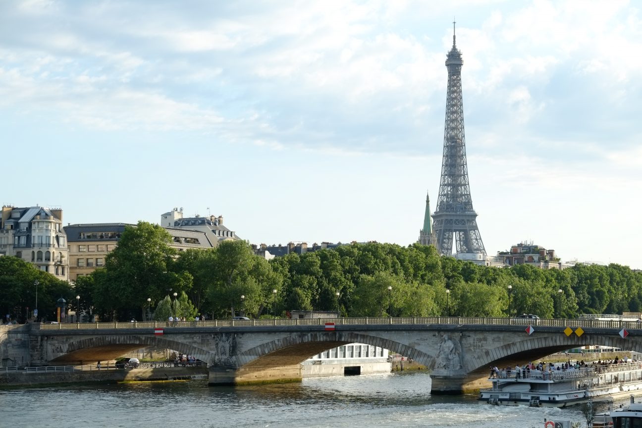 Le pont des Invalides avec la Tour Eiffel en arrière plan